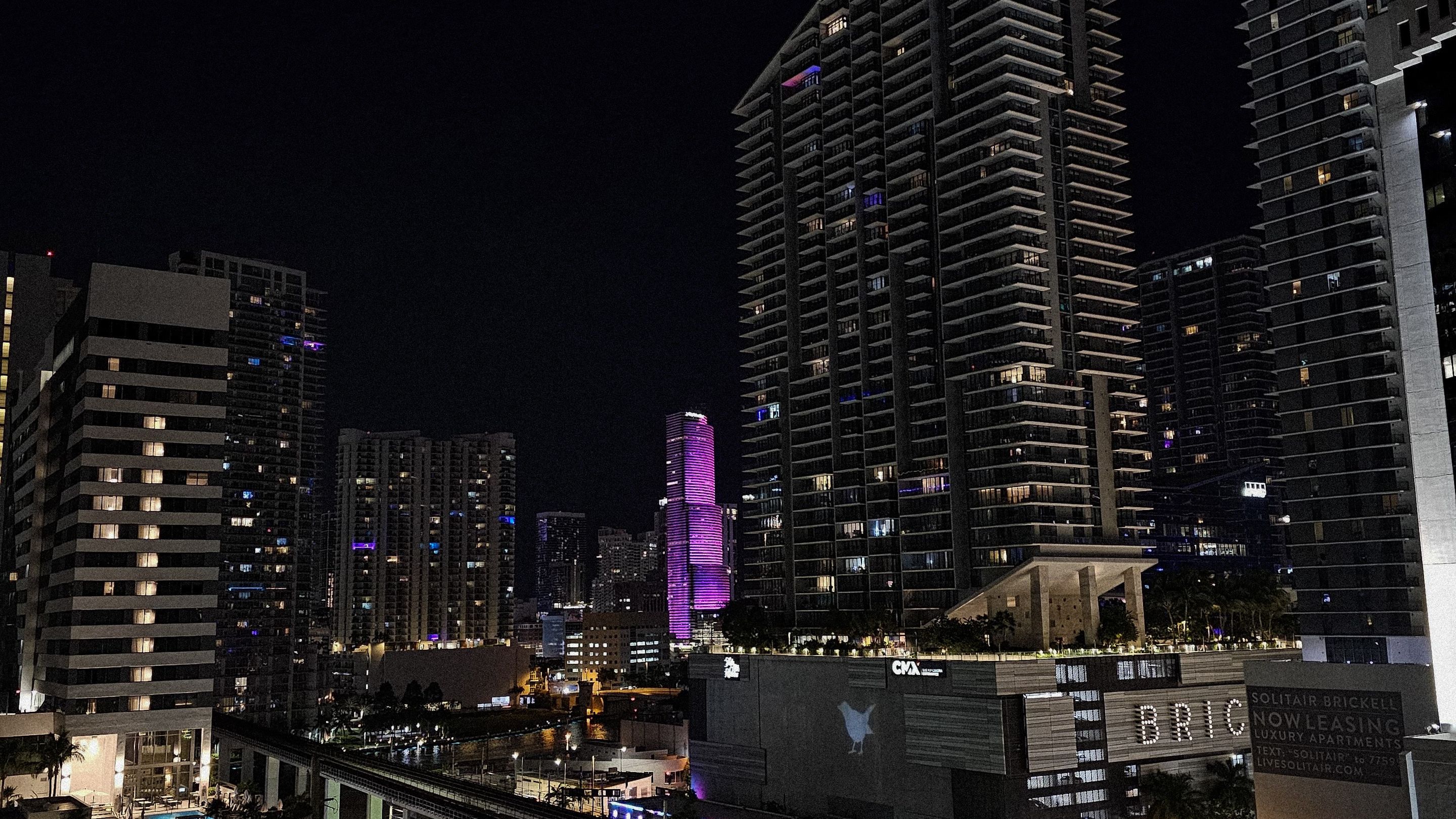 Torres de condomínios de Brickell iluminadas à noite, onde se concentram 73 por cento do volume de compradores estrangeiros do Sul da Flórida