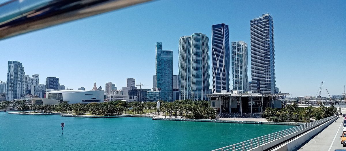 Corredor de torres de condomínios à beira da baía de Biscayne visto da via elevada