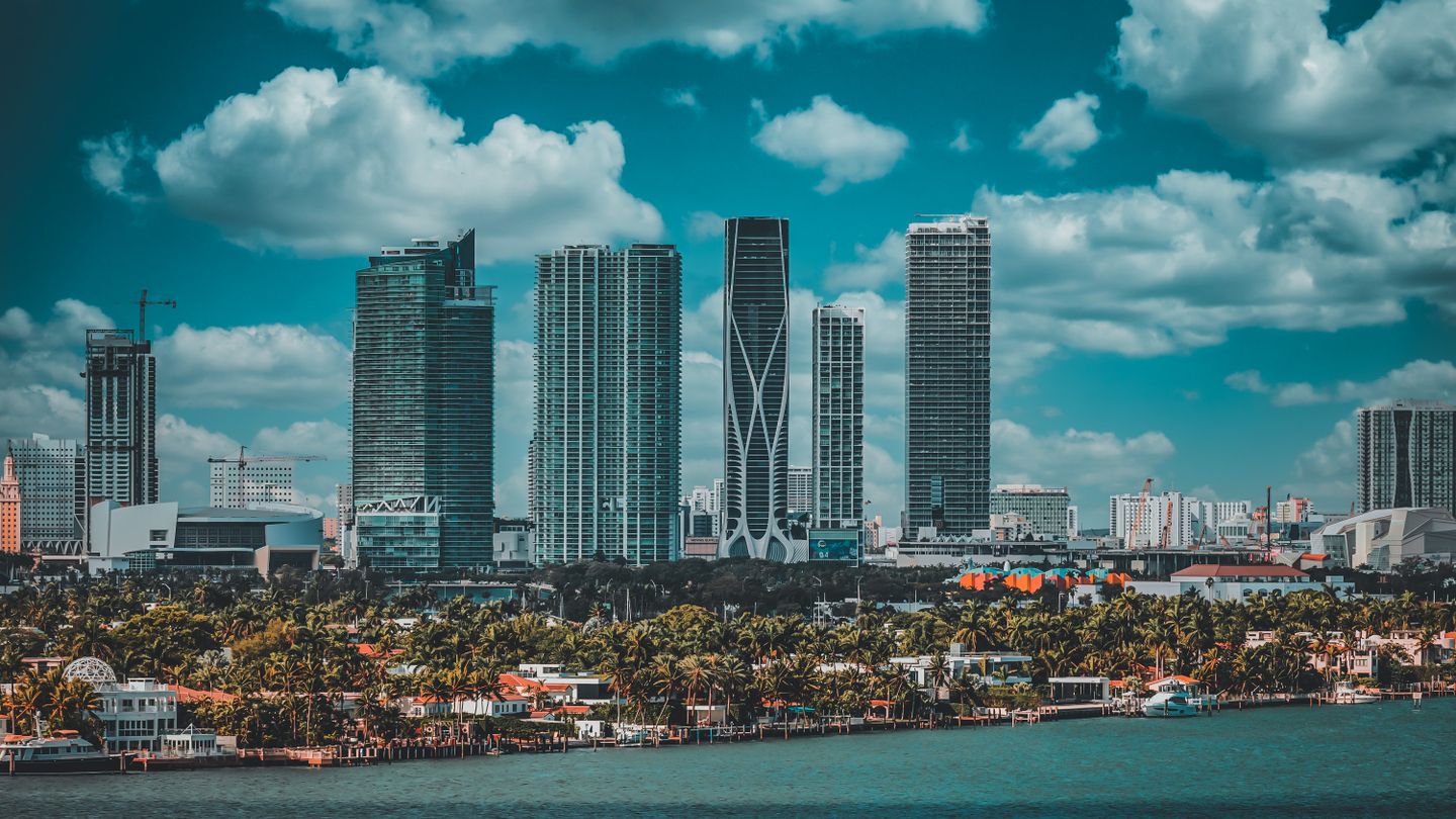 Horizonte de Edgewater e do centro de Miami com novas torres de condominios e guindastes de construcao sobre a Baia de Biscayne em 2026