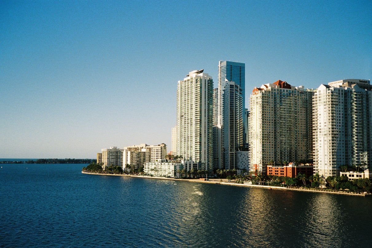 Vista aérea de torres de condominios frente al mar de Miami a lo largo de la Bahía de Biscayne vendidas sobre plano con cronogramas de depósitos escalonados