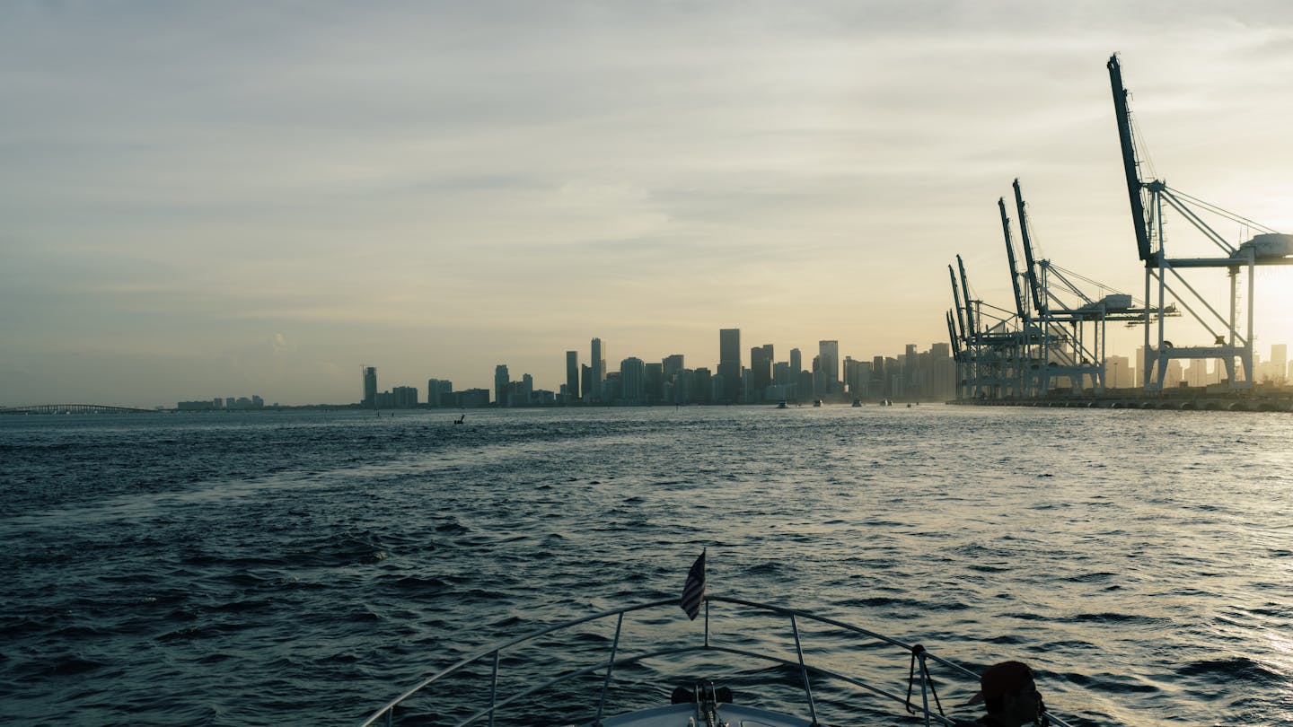 Horizonte de Miami e PortMiami vistos da Baía de Biscayne, porta de entrada do capital imobiliário internacional