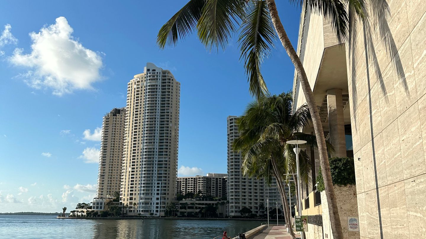 Calçadão à beira-mar de Brickell Key com torres de condomínios de luxo, um ímã para capital de porto seguro