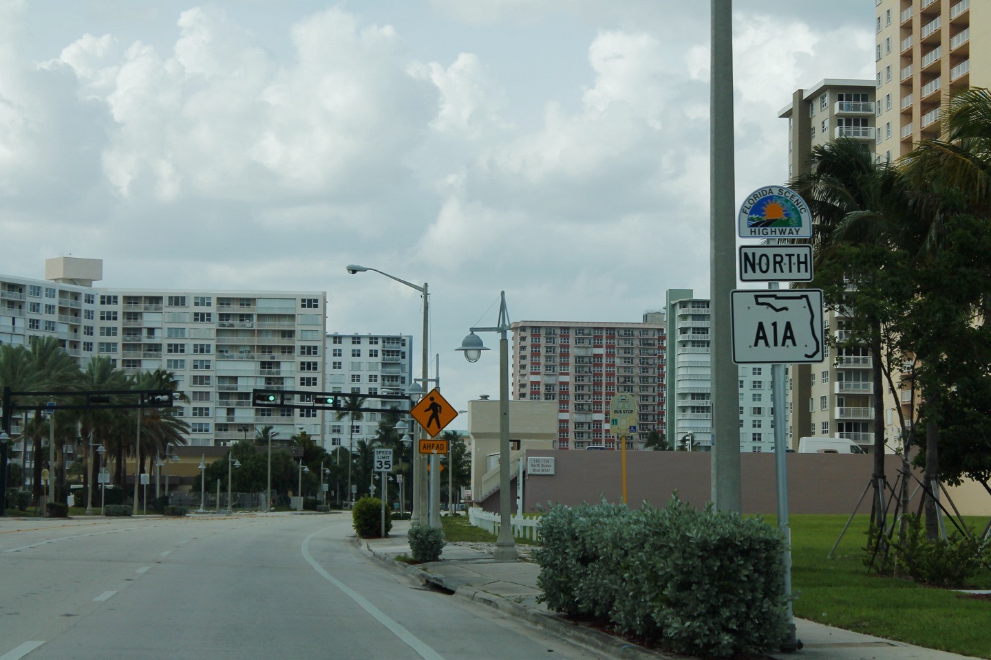 A rodovia estadual A1A atravessando Pompano Beach, Flórida, o corredor onde se concentram as torres de condomínio de marca frente ao mar da cidade