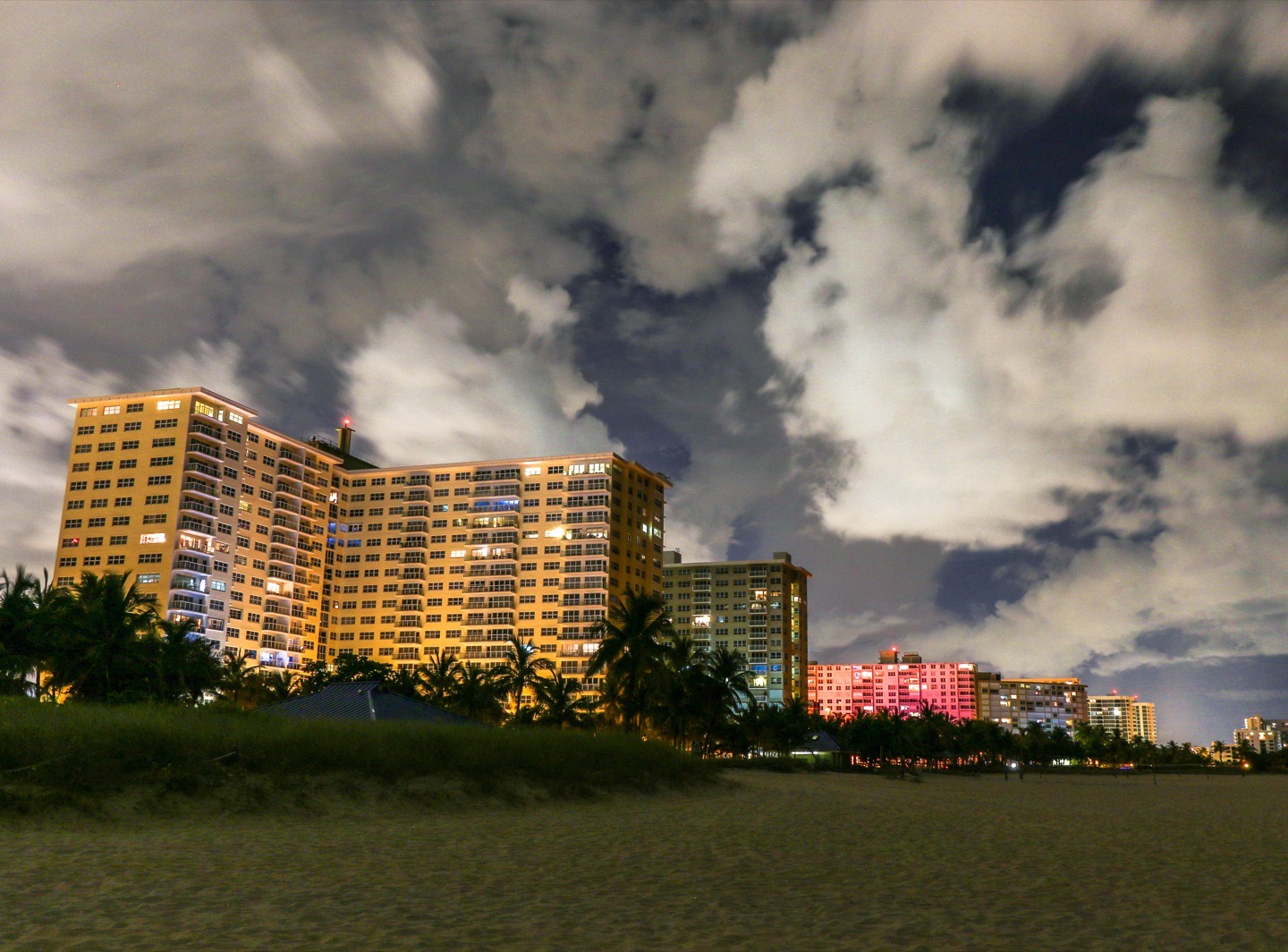 A orla de Pompano Beach à noite, com a costa do Atlântico e os edifícios litorâneos no condado de Broward, Flórida
