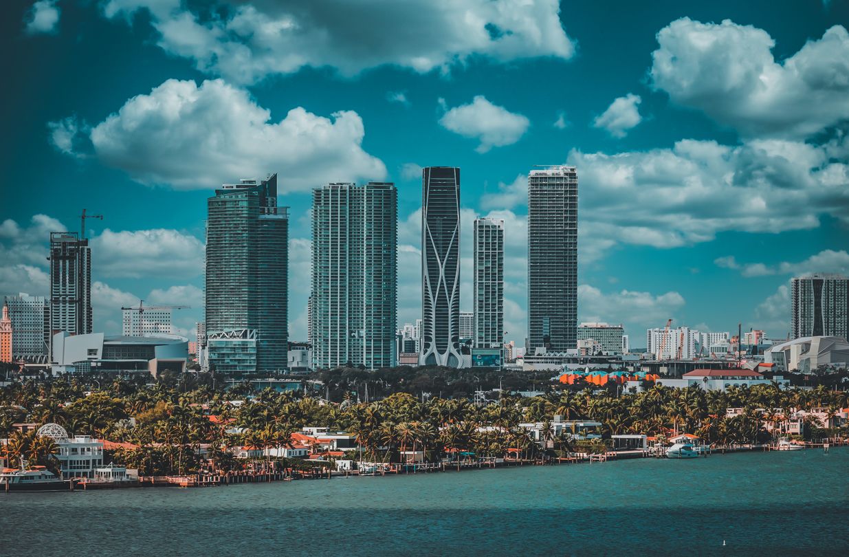 Torres de condominios de lujo de Edgewater y el centro de Miami, incluida una torre escultural retorcida, contra un cielo despejado