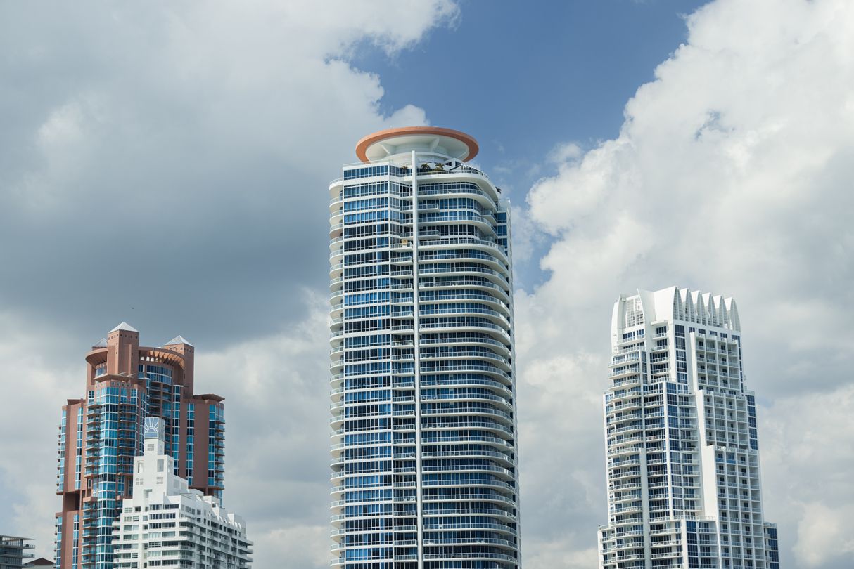 Torres de condominios de South of Fifth elevándose sobre Miami Beach