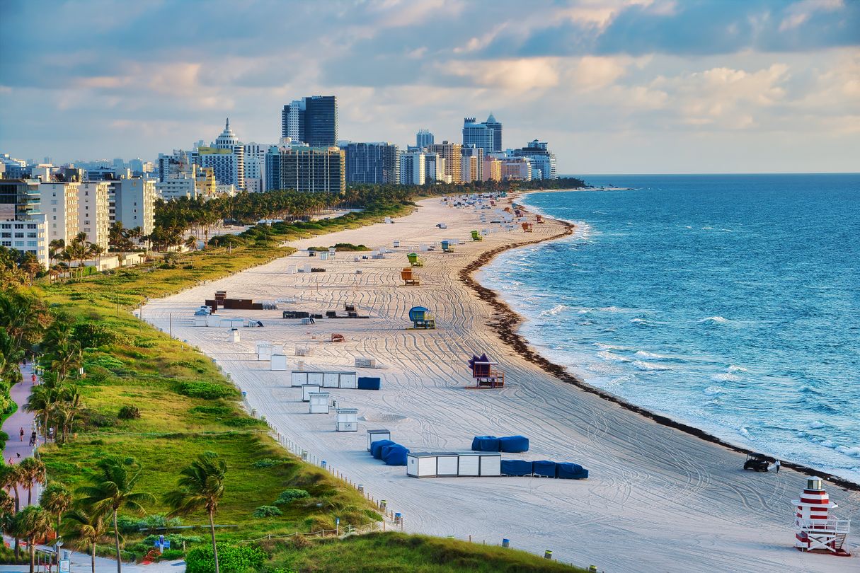 Costa de South Beach y skyline de condominios al amanecer en Miami Beach