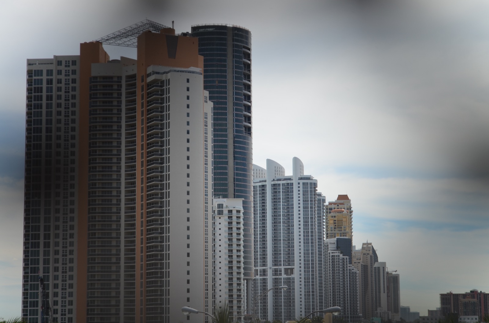 Torres de condominios frente al mar alineadas en la costa de Sunny Isles Beach