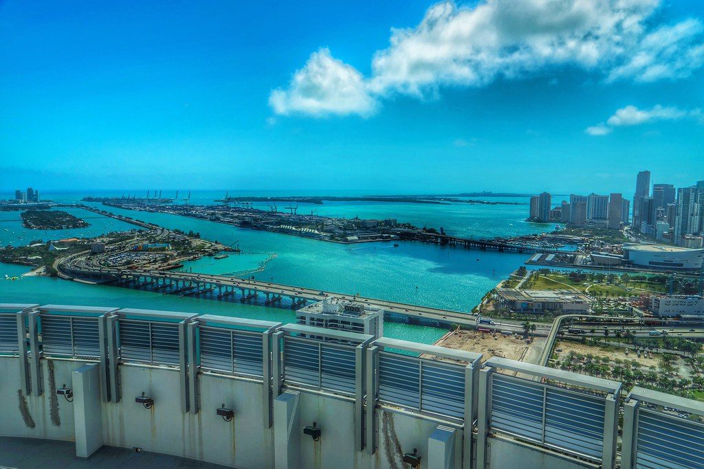 Downtown Miami al otro lado de la bahía de Biscayne