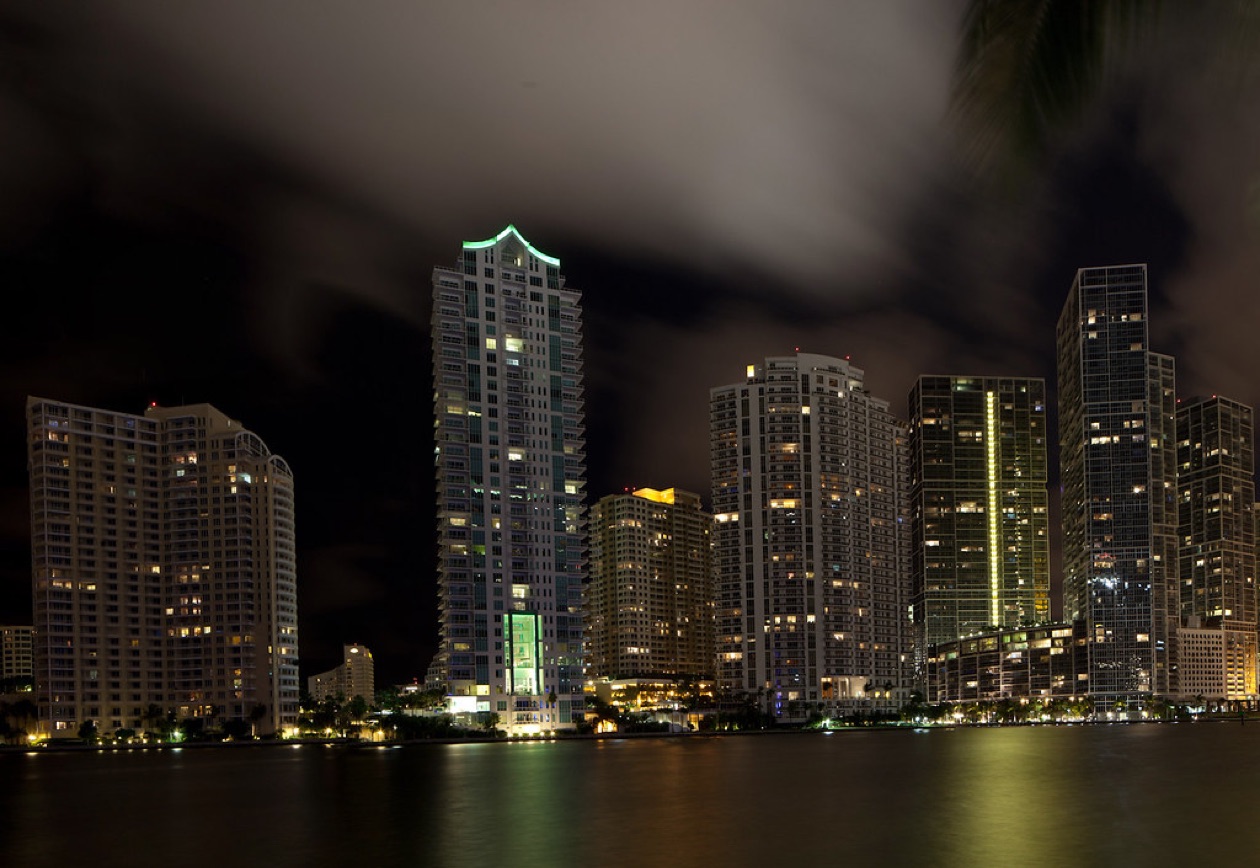 Torres de condomínios de Brickell Key iluminadas à noite em Miami