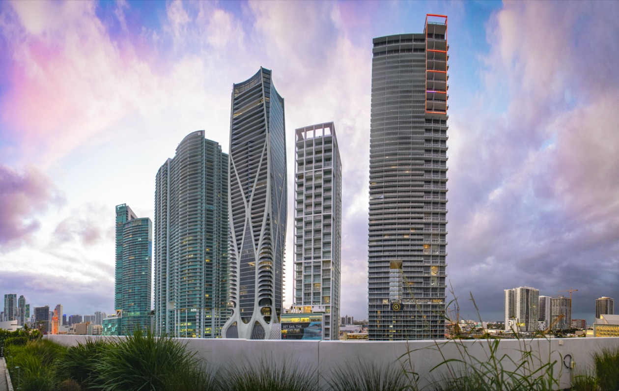 Torres de condomínios de luxo em Downtown Miami ao entardecer