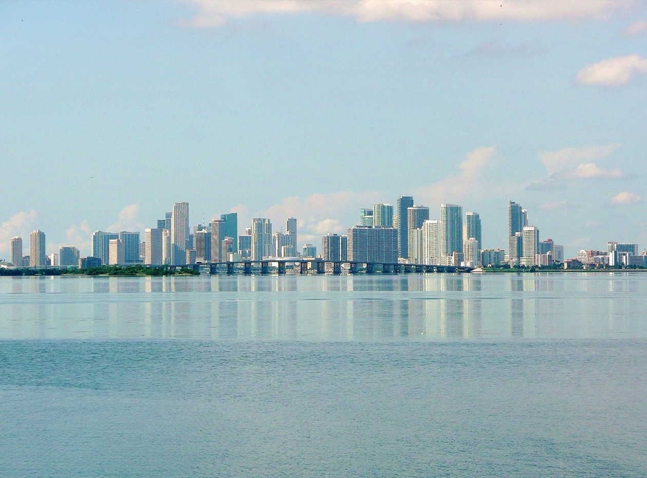 Horizonte de Downtown Miami sobre a baía de Biscayne visto de North Bay Village