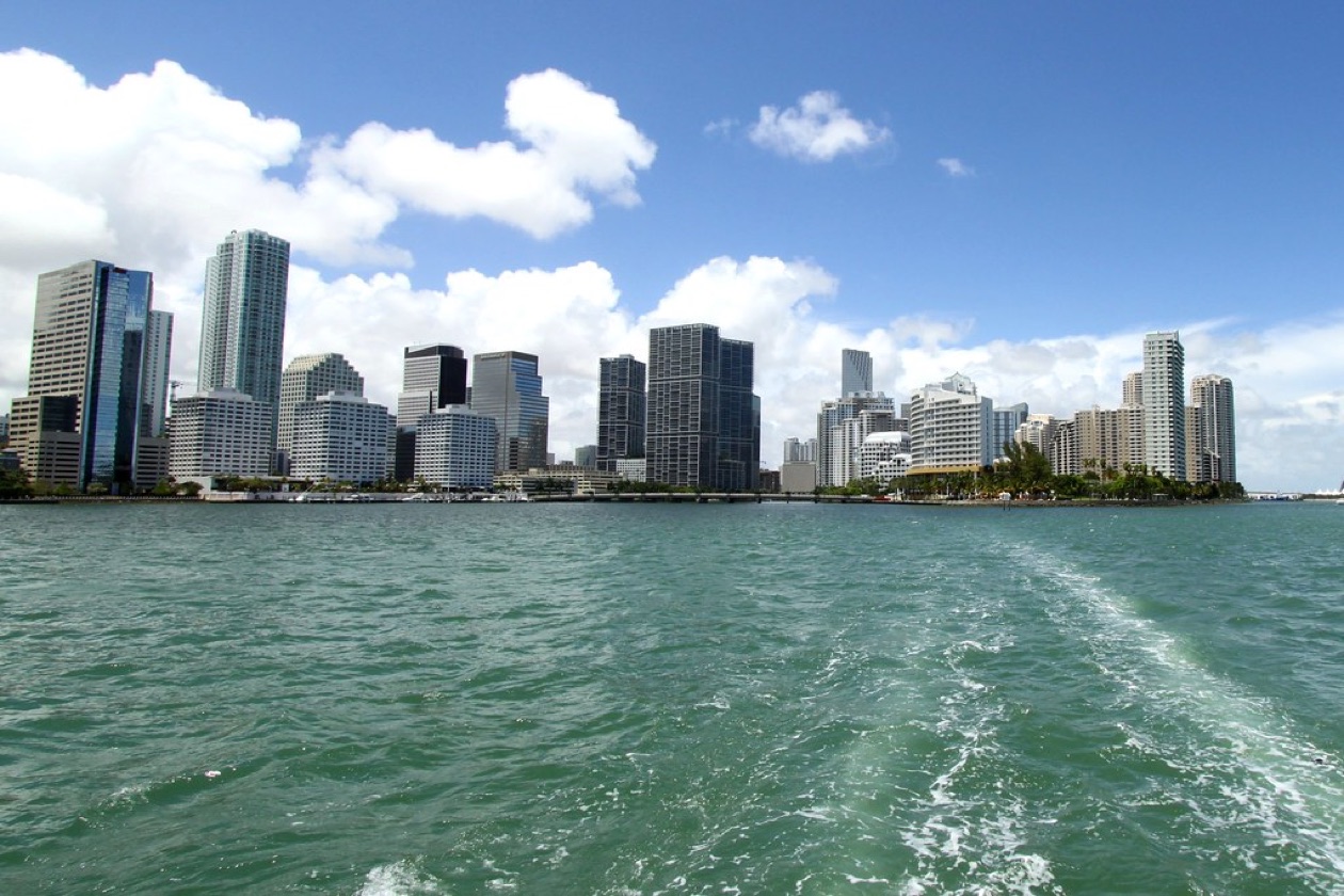 Torres de Brickell Key e Downtown Miami vistas da baía de Biscayne