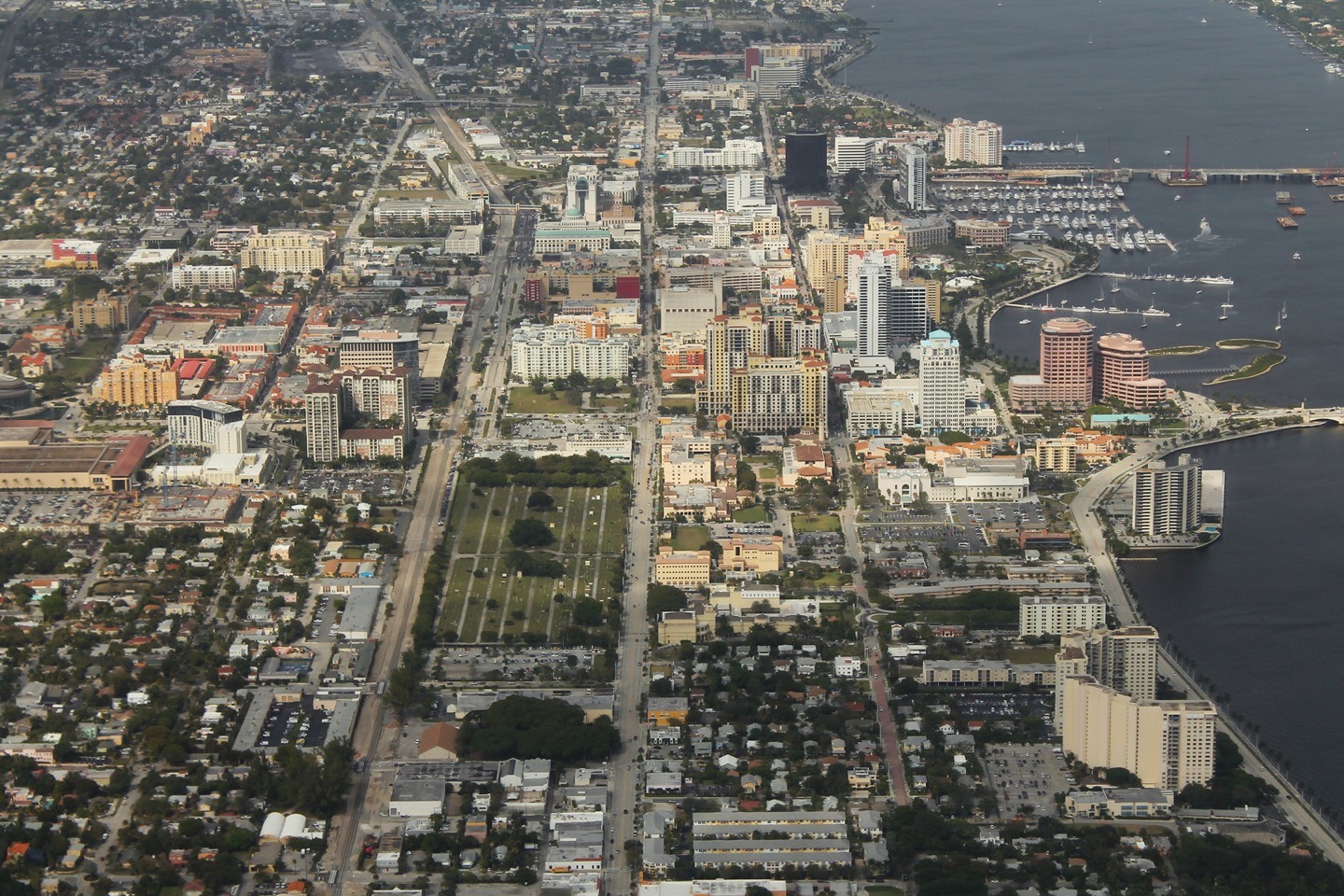 Vista aerea de West Palm Beach y la Lake Worth Lagoon que separa la ciudad del pueblo de Palm Beach, en el condado de Palm Beach, Florida