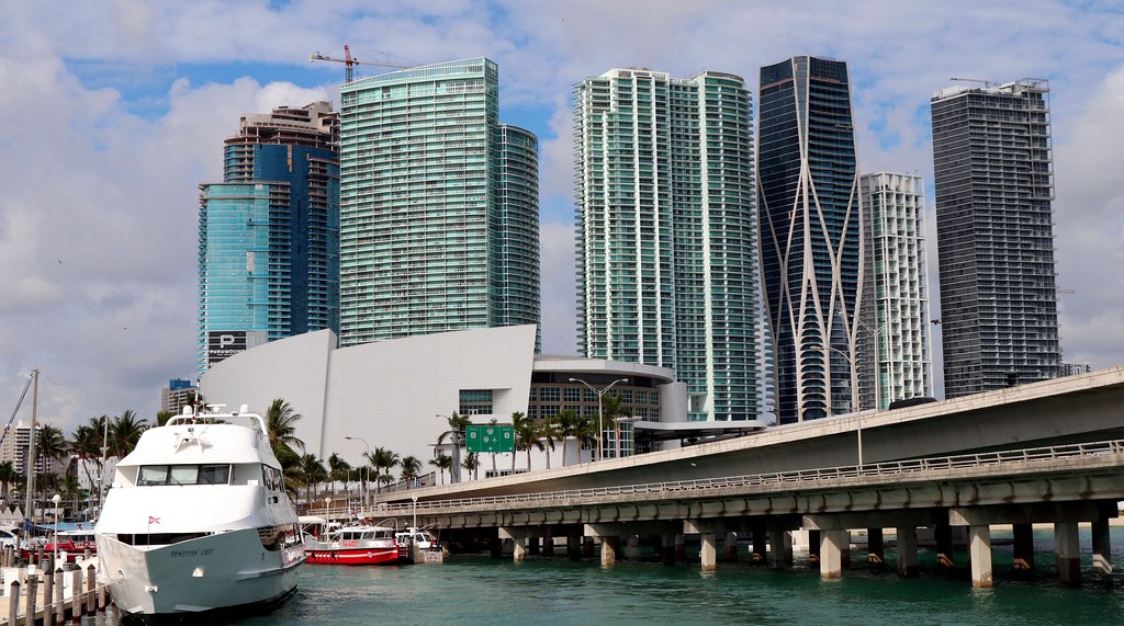 Condominios de gran altura frente al agua del centro de Miami con un yate en la Bahía de Biscayne