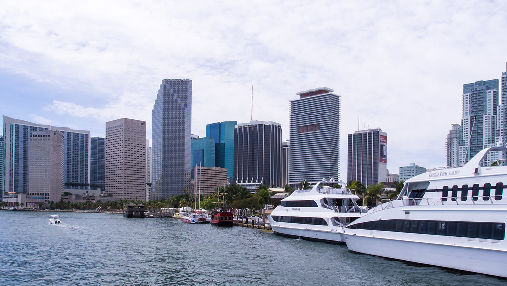 Torres de condominios frente al agua de Brickell Key y el centro de Miami sobre la Bahía de Biscayne