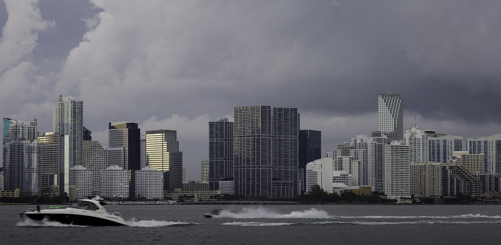 Horizonte de condominios frente al agua de Brickell con embarcaciones en la Bahía de Biscayne