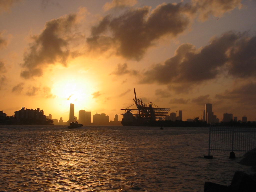 Horizonte del centro de Miami al atardecer sobre el frente al agua de la Bahía de Biscayne