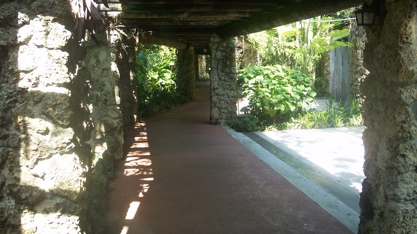 Columnata de roca coralina sombreada por vegetación tropical dentro de Pinecrest Gardens, en Pinecrest, Miami
