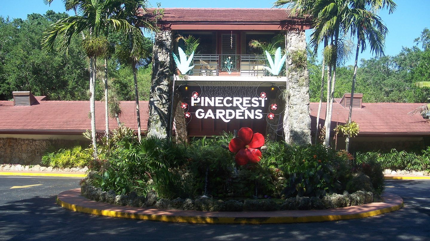 Los pilares de roca coralina y las palmas en la entrada principal de Pinecrest Gardens, en el municipio de Pinecrest, Miami