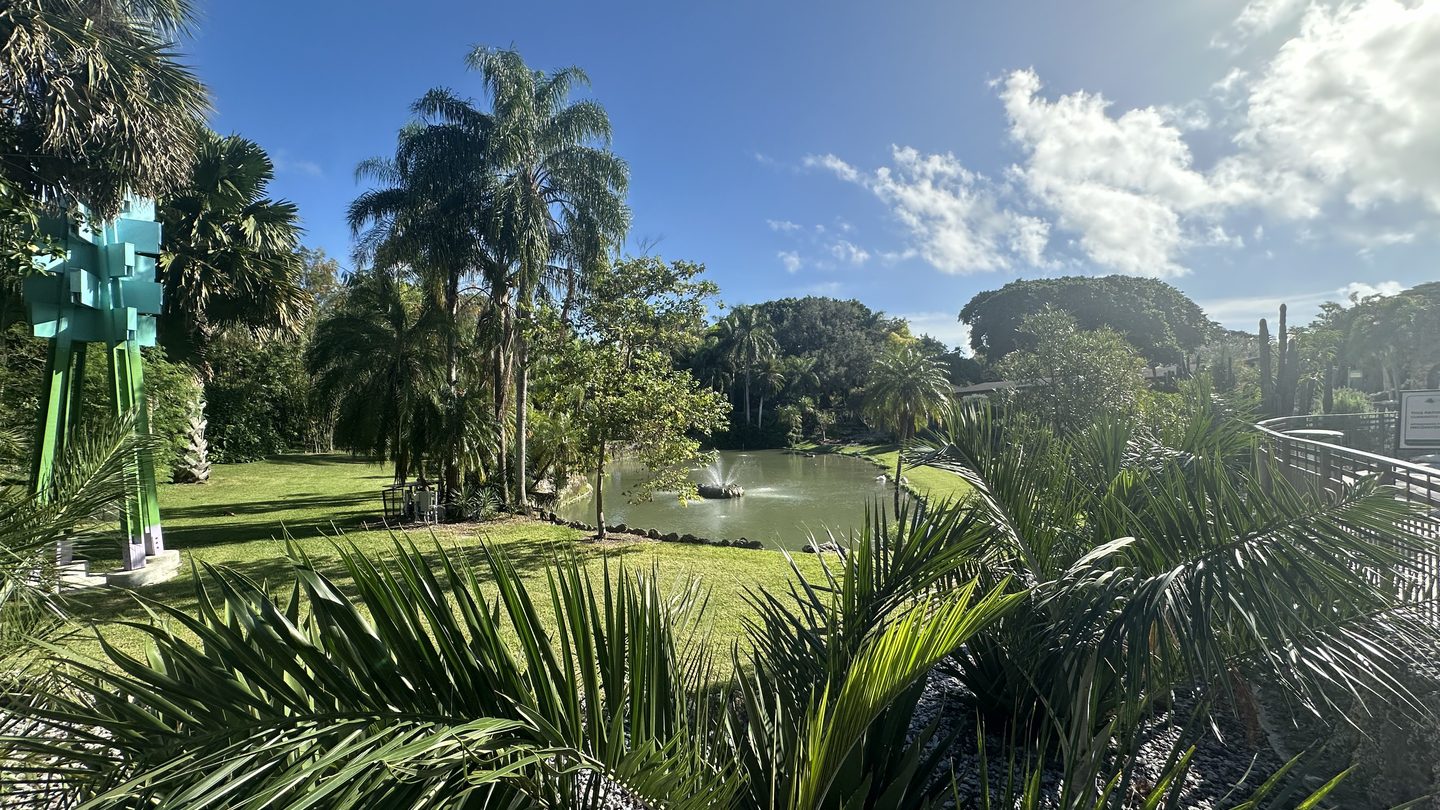 Swan Lake y la vegetación tropical dentro de Pinecrest Gardens, el parque municipal de 14 acres en Pinecrest, condado de Miami-Dade