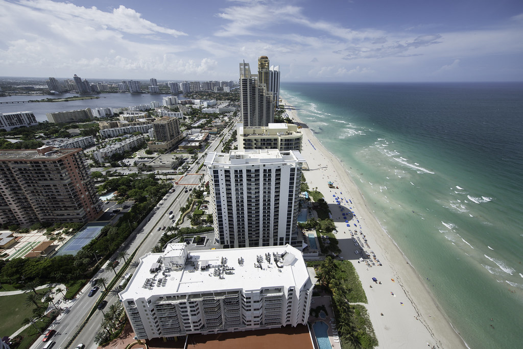 Torres de condomínios de frente para o mar na costa de Sunny Isles Beach e Aventura