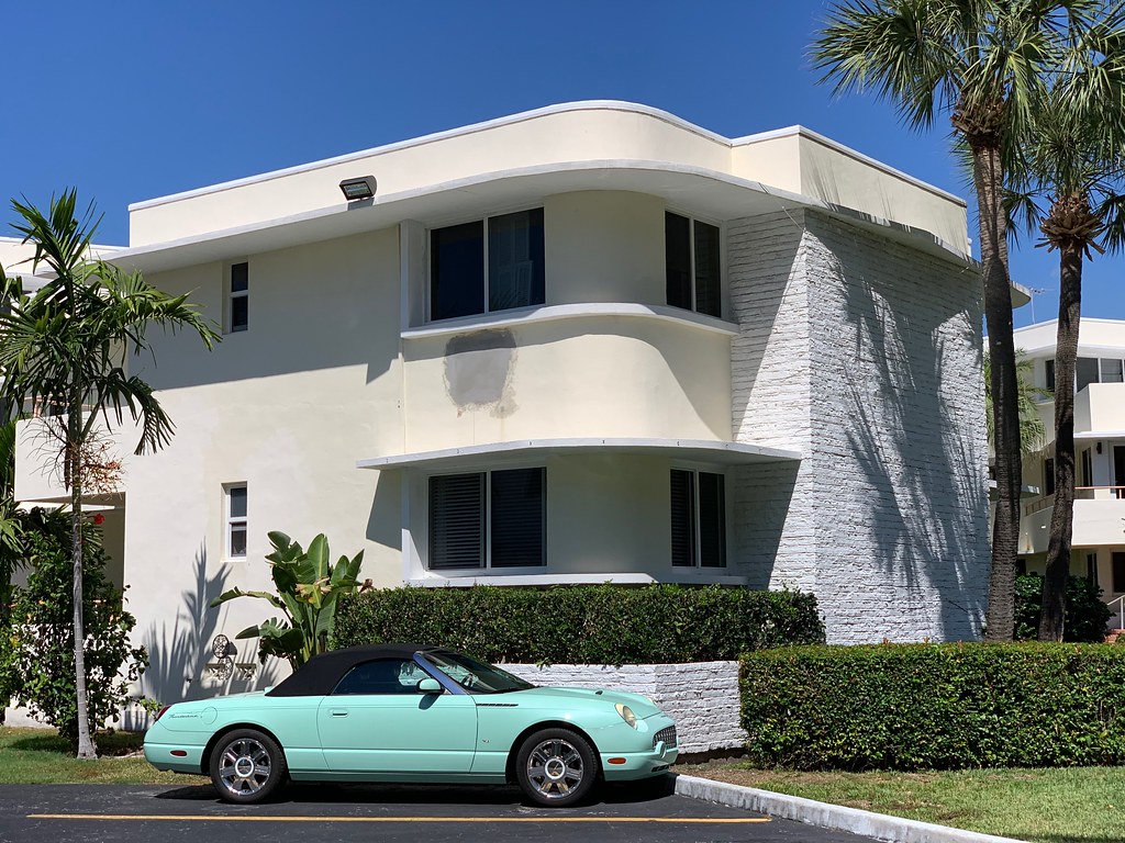 Prédio residencial de meados do século em uma rua com palmeiras em Bal Harbour