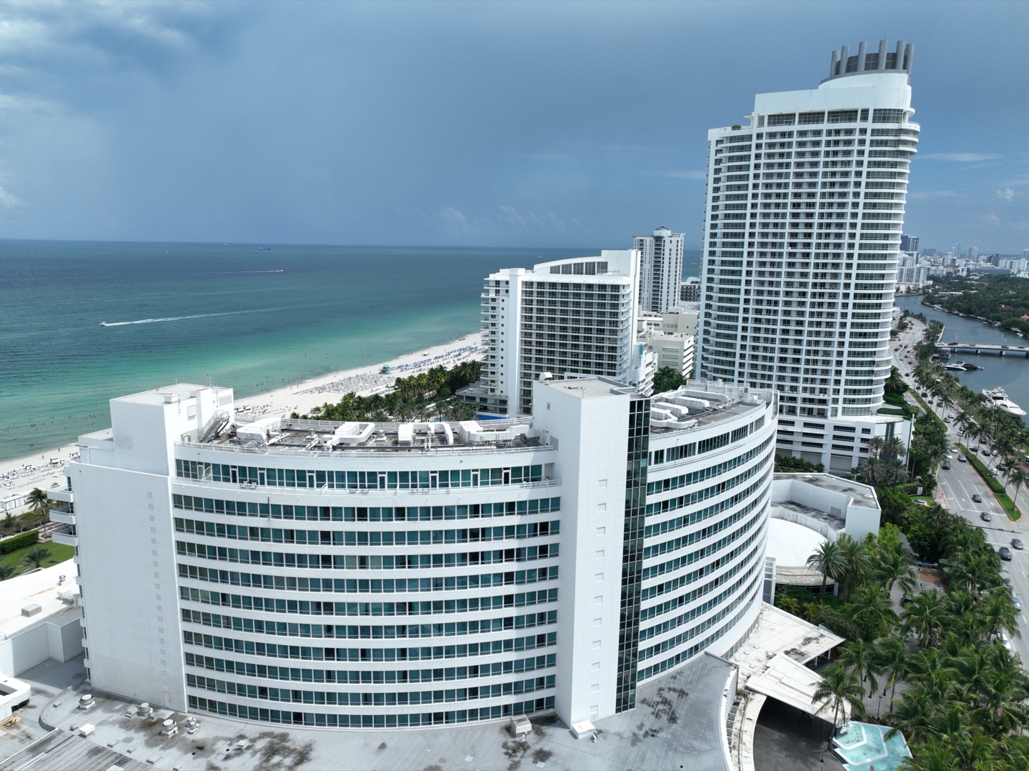 Torres de condomínios e hotéis de frente para o oceano em Miami Beach vistas do alto