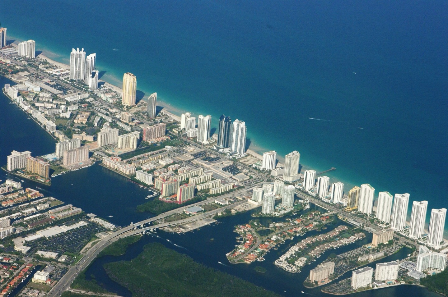 Vista aérea do corredor de torres de condomínios de Sunny Isles Beach entre o oceano Atlântico e o Intracoastal