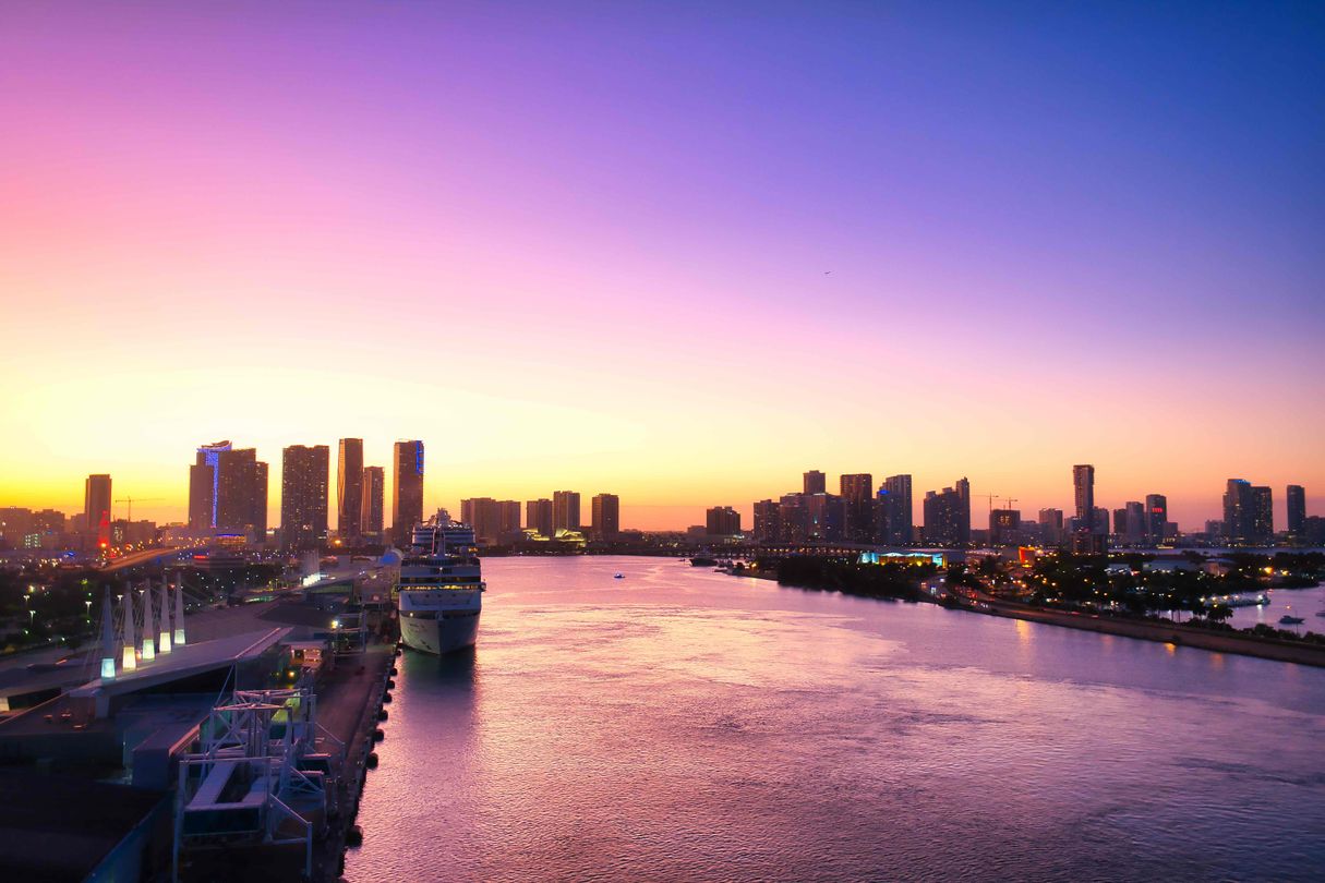 Vista aérea de un corredor de desarrollo de condominios de Miami al atardecer, proceso de compra en preconstrucción