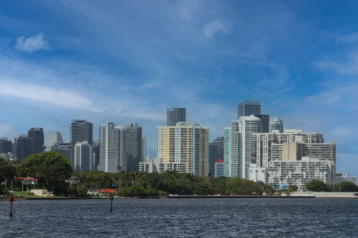 Torres de condominios en construcción frente a la bahía de Miami, mercado de demanda de compradores internacionales