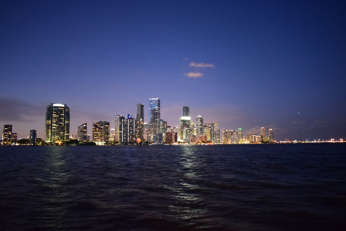 Skyline de condominios en construcción de Brickell y el centro de Miami al atardecer sobre Biscayne Bay