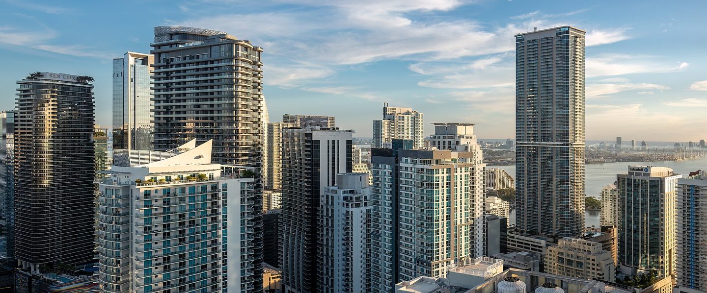 Torres de condominios en Brickell, condado de Miami-Dade, a la hora dorada