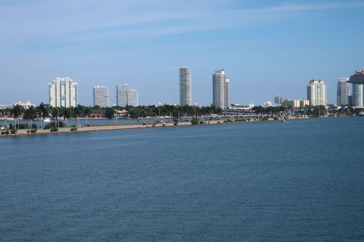 Torres de condominios en construcción de Miami-Dade vistas sobre Biscayne Bay, varias en obra