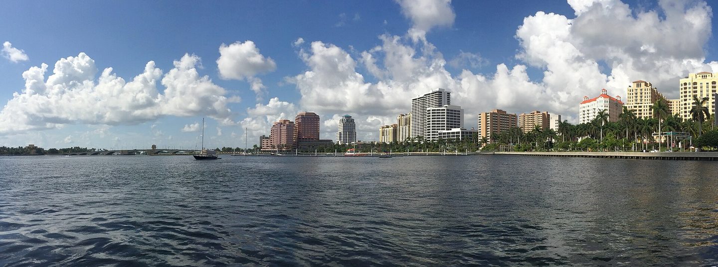 El skyline de West Palm Beach al otro lado del Intracoastal Waterway, condado de Palm Beach