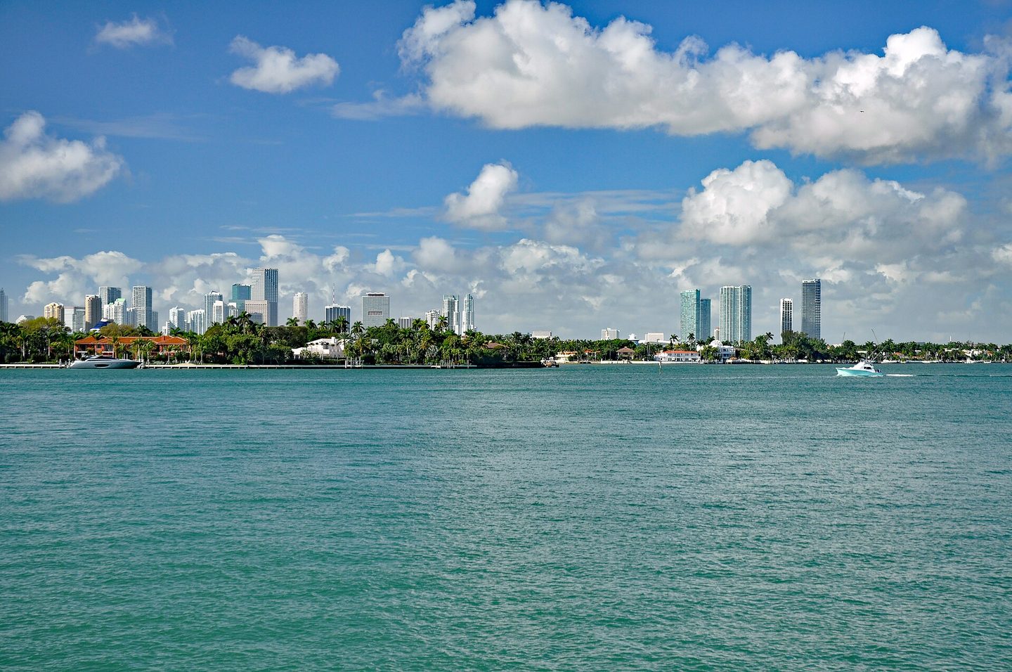 El skyline de Miami visto desde la bahía de Biscayne, el condado de destino de 43,906 declaraciones de impuestos entrantes en el archivo de migración del IRS 2022 a 2023