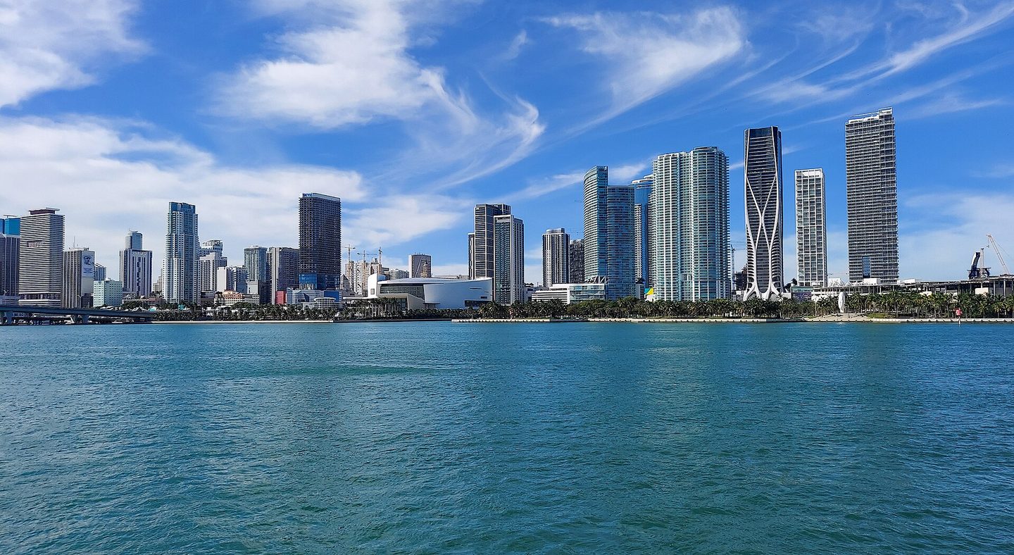 Las torres de condominios del centro de Miami y Park West vistas desde el puerto