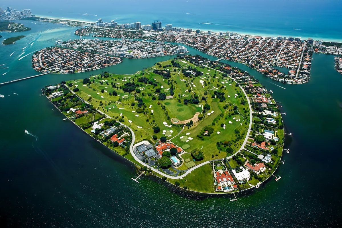 Vista aérea de Indian Creek Village, la isla privada de 300 acres en Biscayne Bay con 41 mansiones y campo de golf privado, conocida como el Búnker de los Multimillonarios