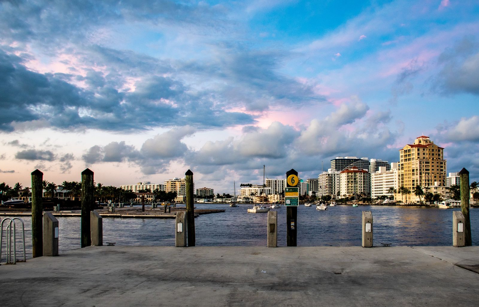 Horizonte frente al agua de West Palm Beach sobre la vía intracostera, cerca del sitio de North Flagler Drive de Rosewood Residences
