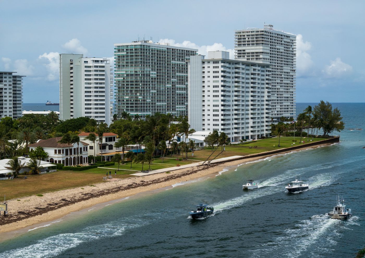 Frente de agua del sur de Florida con botes y residencias de gran altura