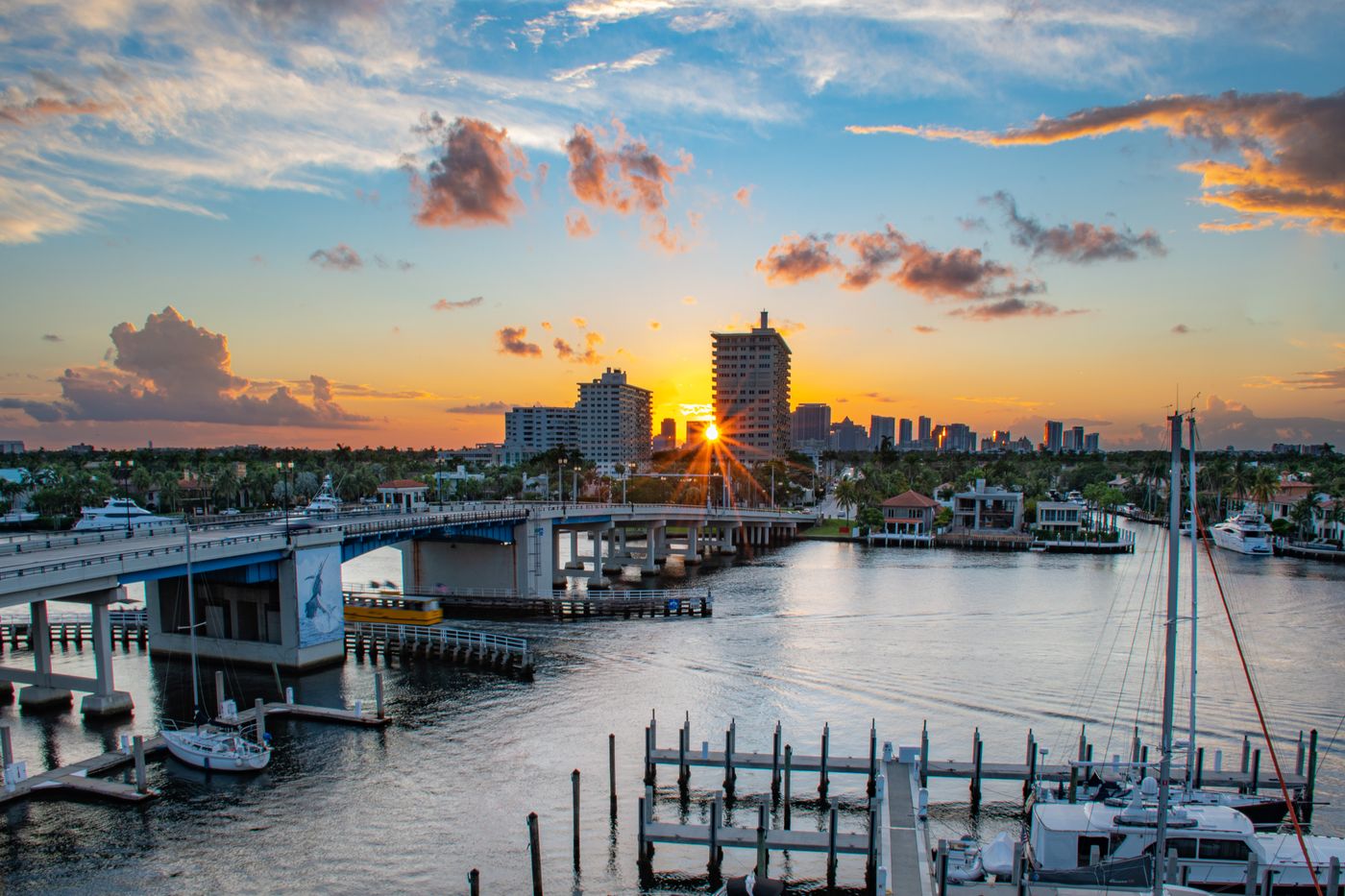 Edificios altos frente al agua de West Palm Beach a lo largo de la vía intracostera