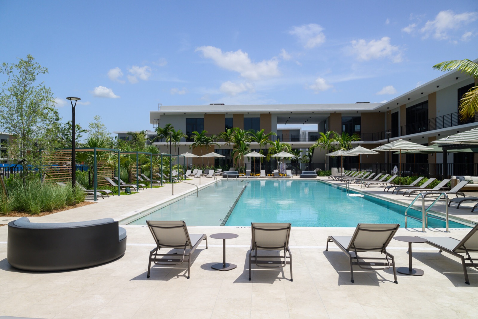 Piscina de raia estilo resort e deck do clubhouse na primeira fase concluida do Upland Park