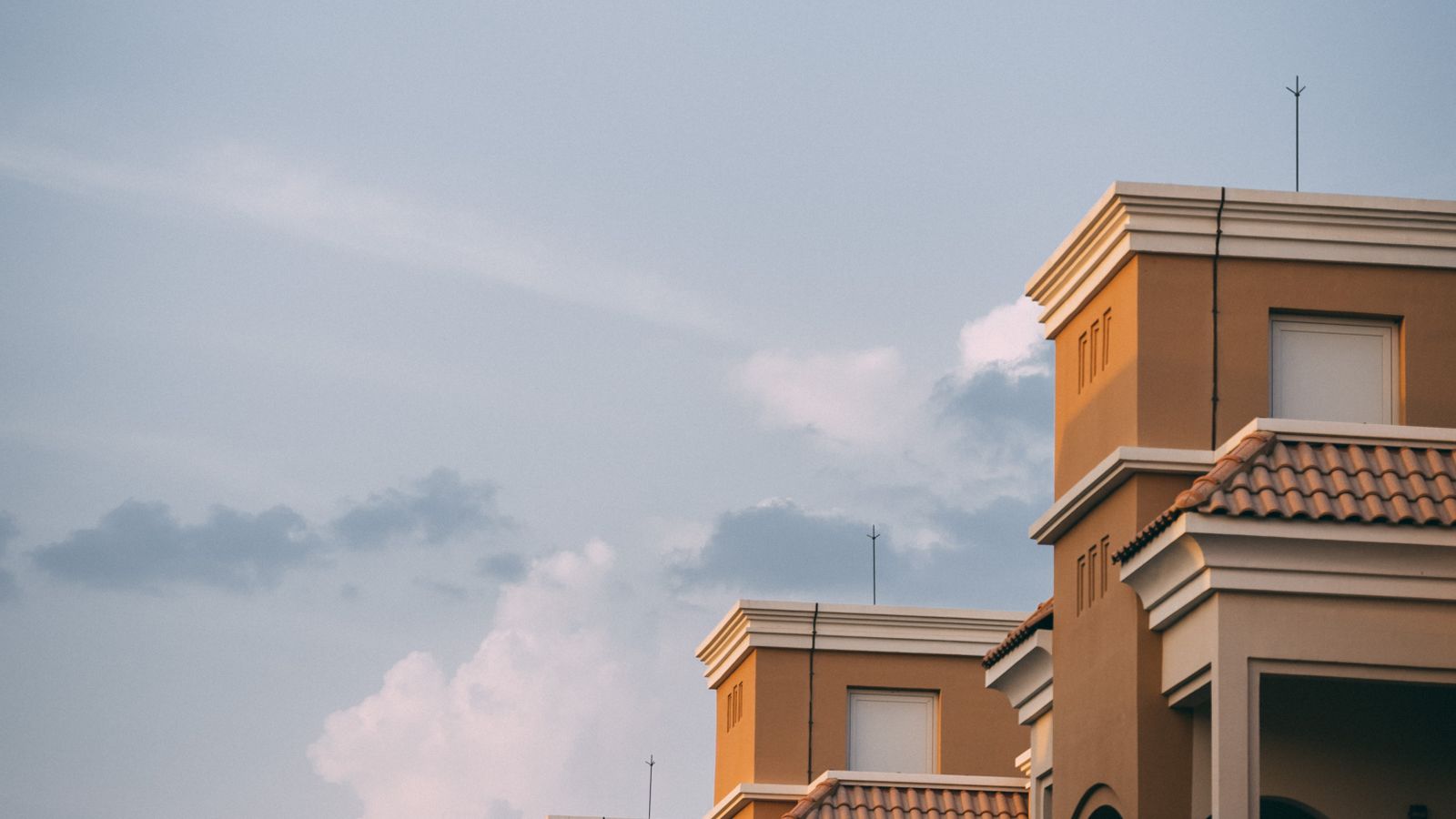 Edificios residenciales bajos de estilo mediterráneo bajo un cielo despejado, representativos del entorno de Weston, condado de Broward, donde se aprobó el plan de condominios de 357 Racquet Club Road
